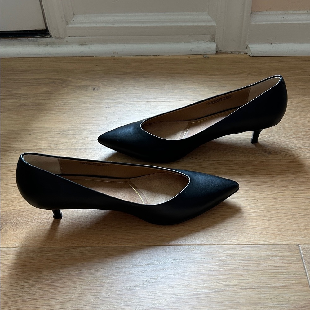 Vionic Black Pointed Heels - Picture 3 of 6